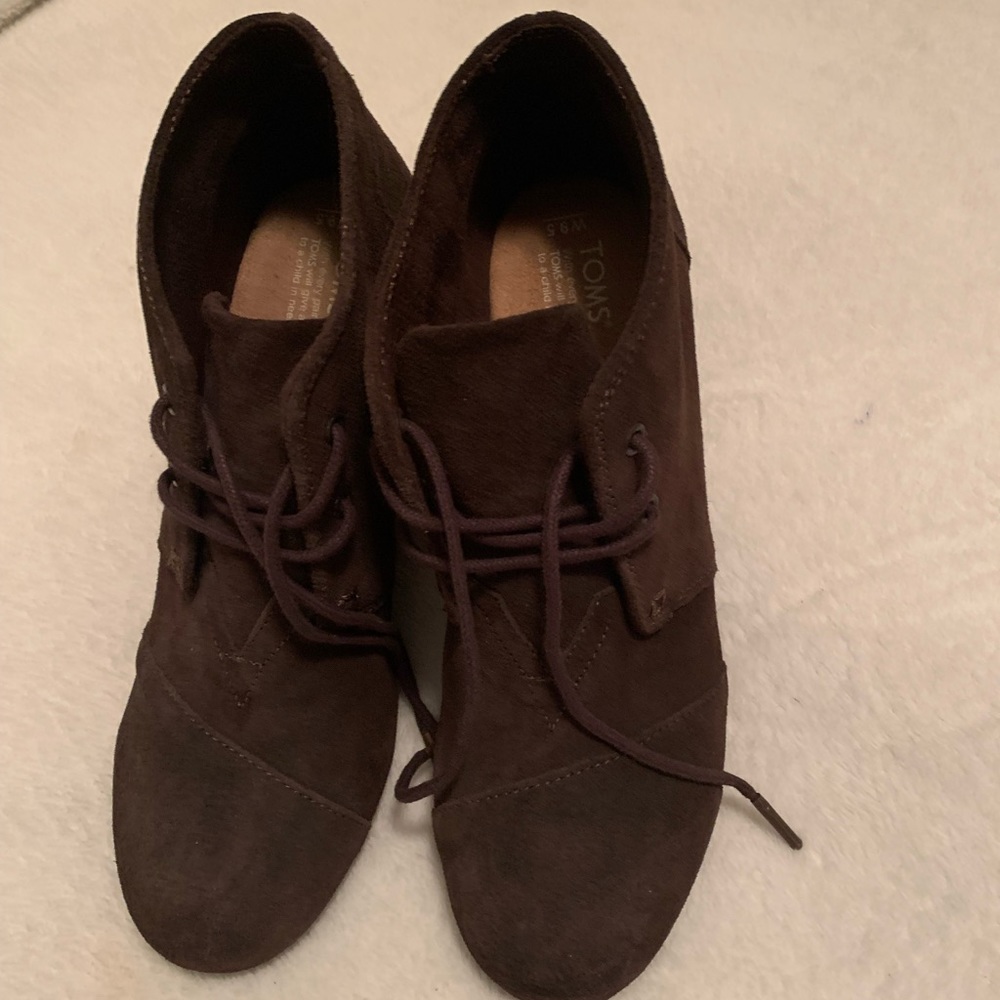 Tom’s brown kala wedged booties